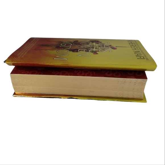 SIGNED, LitJoy Crate - This Woven Kingdom by Tahereh Mafi, gold sprayed edges  - Picture 4 of 12